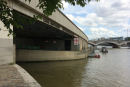 La Seine med indsejlingen til Port de Paris l`Arsenal og Canal Saint-Martin, der løber igennem Port de Paris l`Arsenal. Man skal igennem en sluse for at komme ind i havnen.

