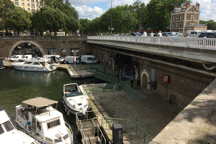 Port de Paris l`Arsenal. Slusen ind til havnen ses til højre i billedet. Man sejler under en Metrolinie og en vej for at komme ind i havnen.