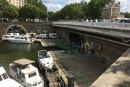 Port de Paris l`Arsenal. Slusen ind til havnen ses til højre i billedet. Man sejler under en Metrolinie og en vej for at komme ind i havnen.