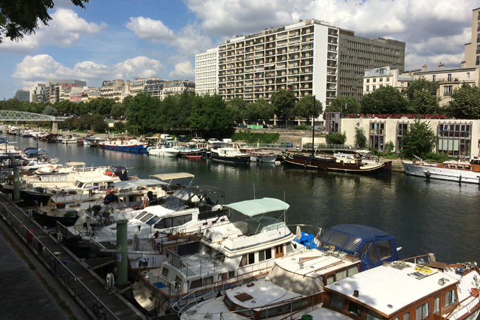 Den sydlige del af Port de Paris l`Arsenal, set oppe fra vejen. Havnen ligger nede mellem nogle meget høje moler.