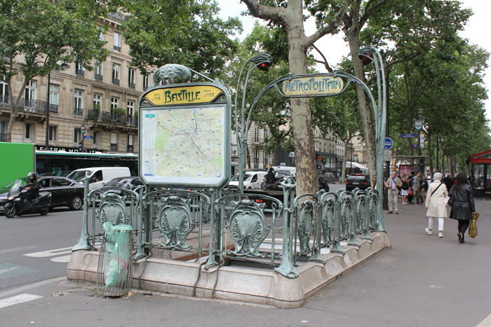 Hector Guimards art Nouveau-Metro skilte findes endnu flere steder i Paris. Her ved Metro stationen Bastille.