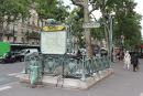 Hector Guimards art Nouveau-Metro skilte findes endnu flere steder i Paris. Her ved Metro stationen Bastille.