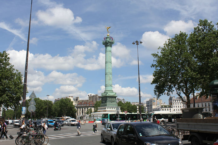 Place de la Bastille, der ligger for enden af Port de Paris l`Arsenal. Midt på pladsen står Colonne du Juillet (= juli-søjlen), rejst til minde om juli-revolutionen i 1830.