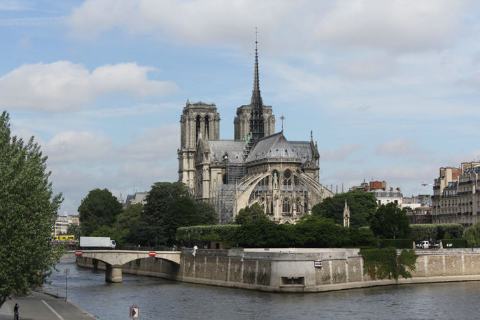 Notre Dame Katedralen, der ligger på øen Île de la Cité i Seine floden. 