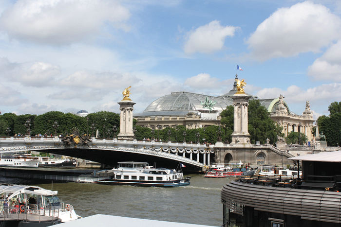 Den flotte Pont Alexandre III’s bro, en af de flotteste broer over Seinen. I baggrunden ses Grand Palais, der er bygget til verdensudstillingen i 1900.