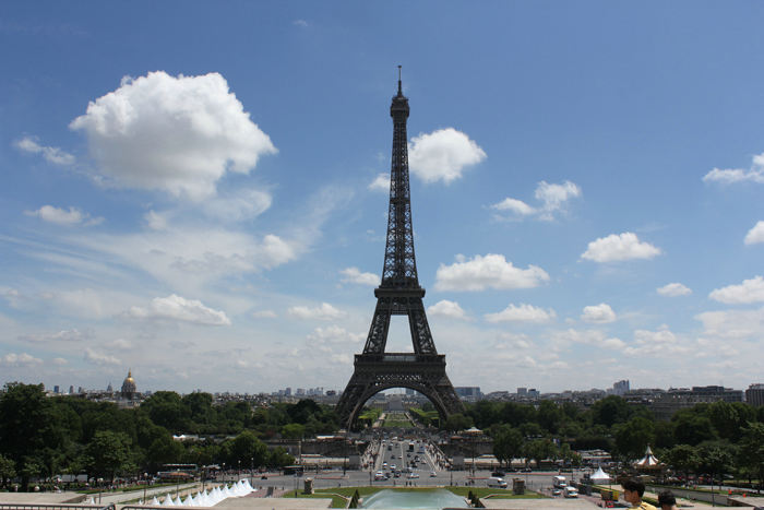 Eiffeltårnet med sine 324 meter, er Paris’ vartegn. Det kan ses overalt i Paris, et godt pejlemærke.