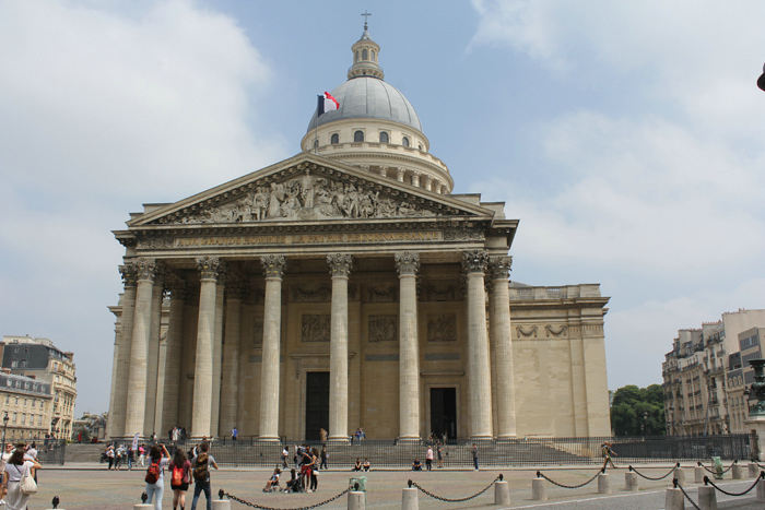 Panthéon i Paris. En imponerende bygning, hvor Frankrigs kendte er begravet. I krypten hviler bl.a. Victor Hugo, Voltaire og Émile Zola.