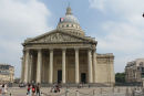 Panthéon i Paris. En imponerende bygning, hvor Frankrigs kendte er begravet. I krypten hviler bl.a. Victor Hugo, Voltaire og Émile Zola.