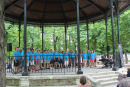 Vi var så heldige at løbe ind i en friluftskoncert i Jardin du Luxembourg. Det var flere forskellige mandskor, der sang, og det gjorde de godt.