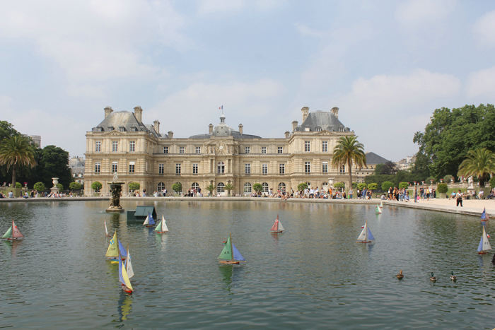 I søen foran slottet i Jardin du Luxembourg sejler børnene med sejlbåde, som kan lejes. Bådene skubbes rundt med en pind, hvis der ikke er vind nok til, at de kan sejle.