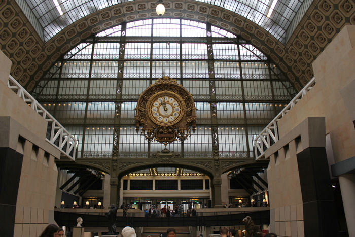 Banegården Gare d`Orsay, der er lavet om til et museum. Det gamle flotte banegårdsur hænger der endnu. En imponerende bygning.
