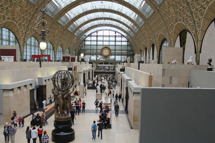 Musée d`Orsay er stort og har en imponerende samling af malerier, skulpturer og boligmiljøer. Der var f.eks. 40-50 billeder af Monet og 15-20 billeder af Van Gogh.