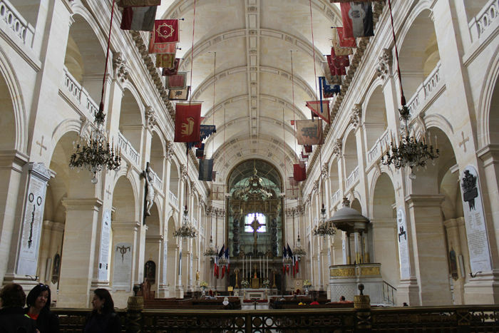 Kirken i Hotel des Invalides. I baggrunden bag det store vindue skimtes Église du Dôme, hvor Napoleon ligger begravet.
