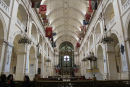 Kirken i Hotel des Invalides. I baggrunden bag det store vindue skimtes Église du Dôme, hvor Napoleon ligger begravet.