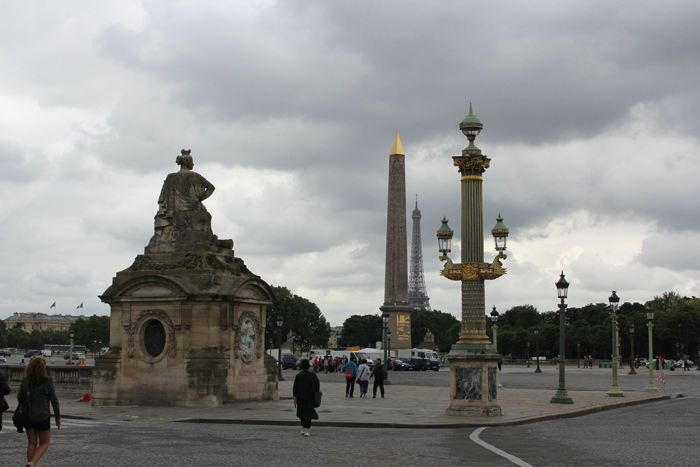 Place de la Concorde med den høje obelisk. I baggrunden skimtes Eiffeltårnet. 