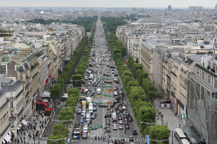 Udsigten oppe fra Triumfbuen ned ad Champs-Élysées. Der støder 12 avenuer op til pladsen rundt om Champs-Élysées. 