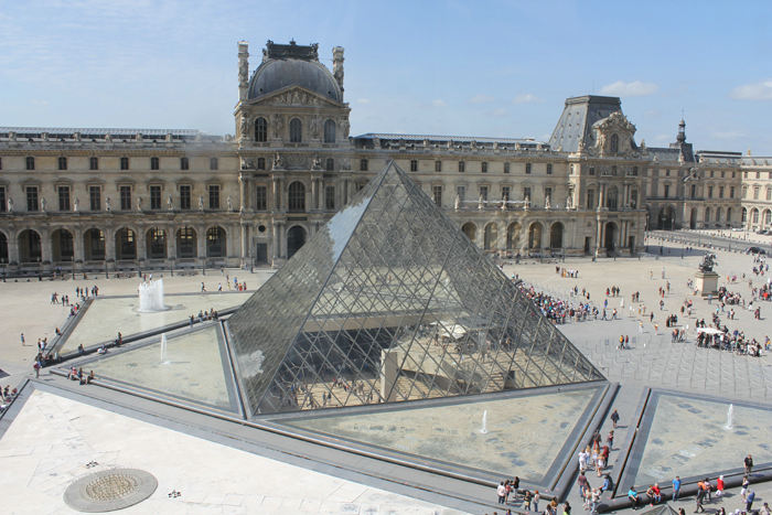 Louvre, efter sigende verdens største museum, med glaspyramiden. Indgangen til museet er under pyramiden.