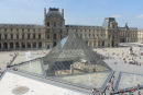 Louvre, efter sigende verdens største museum, med glaspyramiden. Indgangen til museet er under pyramiden.
