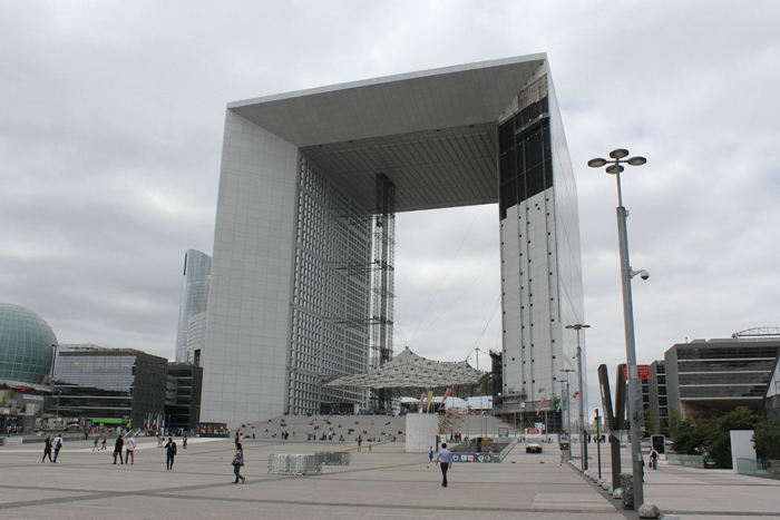 Den nye Triumfbue i bydelen La Défence lidt vest for centrum af Paris. Grand Arche eller Arc de Triomphe de l´Humanité, som den kaldes, er tegnet af den danske arkitekt Otto von Spreckelsen.