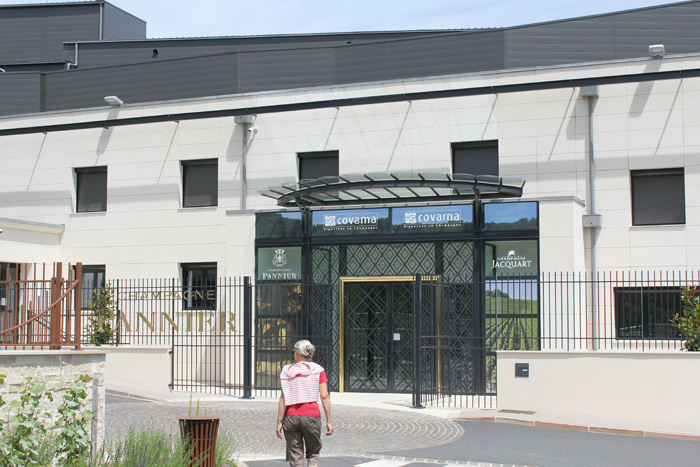 Vi nærmer os centrum af champagne distriktet, og i Château-Thierry finder vi champagnehuset Pannier, som vi besøgte.