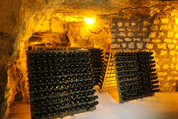 Kælderen under champagnehuset Pannier er indrettet i et gammelt stenbrud fra middelalderen. De havde flere millioner flasker liggende i det gamle stenbrud.