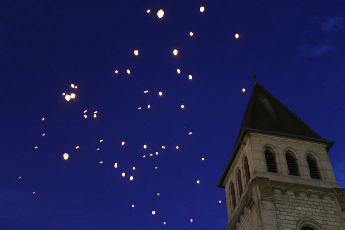 Det var et rigtig flot syn med alle lanternerne, der roligt steg til vejrs på den flotte nattehimmel over Château-Thierry i forbindelse med Jean de La Fontaines 350 års fødselsdag.  