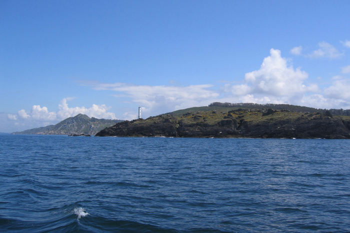 På turen fra Combarro i Ria de Pontevedra til Cangas i Ria de Vigo, sejlede vi langs nogle meget flotte kyster. Her Costa da Vela.
