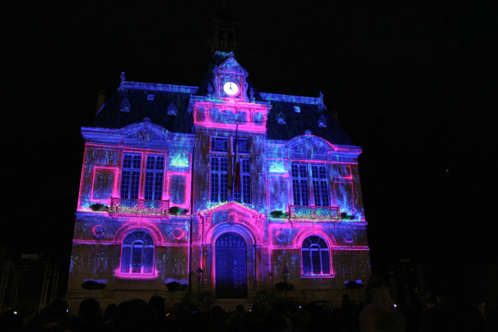 Festlighederne i forbindelse med Jean de La Fontaines 350 års fødselsdagsfest i Château-Thierry sluttede med et imponerende lysshow på rådhuset.