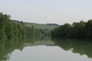 Der var rigtig flot på La Marne. Der var mange steder træer langs flodbredden, men også mulighed for et kik op på de nærliggende vinmarker – champagnedistriktet. 