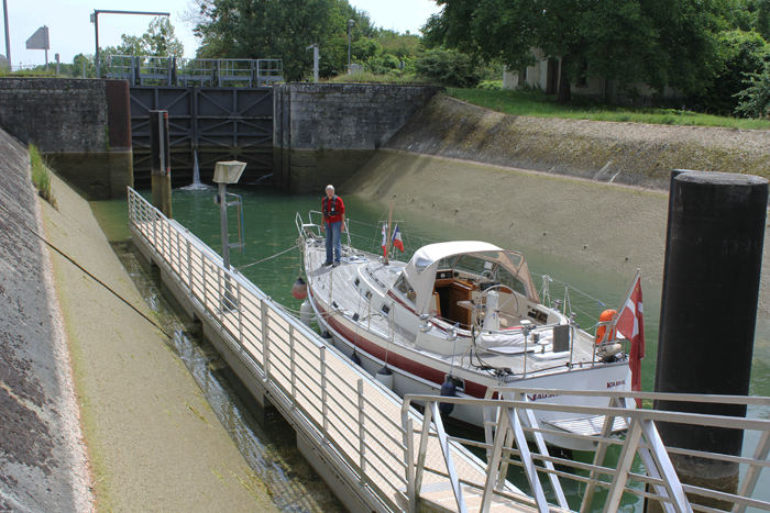 Slusen Damery nr. 2 på La Marne (Pk. 8,2), en af de lidt specielle sluser med skrå sider. Heldigvis var der er flydebro ude midt i slusen, hvor vi kunne fortøje, så det var ganske let at sluse.