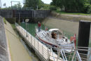 Slusen Damery nr. 2 på La Marne (Pk. 8,2), en af de lidt specielle sluser med skrå sider. Heldigvis var der er flydebro ude midt i slusen, hvor vi kunne fortøje, så det var ganske let at sluse.