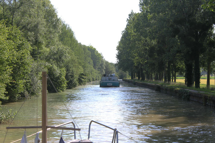 Turen fra Marcuil-sur-Ay til Châlons-en-Champagne tog sin tid. Vi kom til at ligge bag en stor flodpram, som vi ikke rigtig kunne komme uden om, og han sejlede langsomt. 