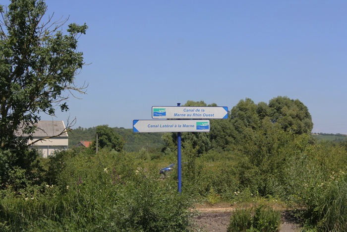 Der er skilte på kanalerne i Frankrig, det må være vandskilte. Her forlader vi Canal Latéral à la Marne og sejler ind på Canal de la Marne au Rhin (Ouest) ved Vitry-le-Francois. 