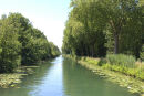 Canal de la Marne au Rhin (Ouest) var ikke så bred som Canal Latéral à la Marne, dvs. kanalen var nok samme bredde, men den var meget groet til med træer, der hang ud over den ene side af kanalen.