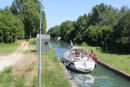 Nausikaa fortøjet i sluse nr. 69 – Adecourt pk. 5,1 på Canal de la Marne au Rhin (Ouest). De forskellige kanaler er forskellige, hvad angår sluser, betjening og bygninger. 