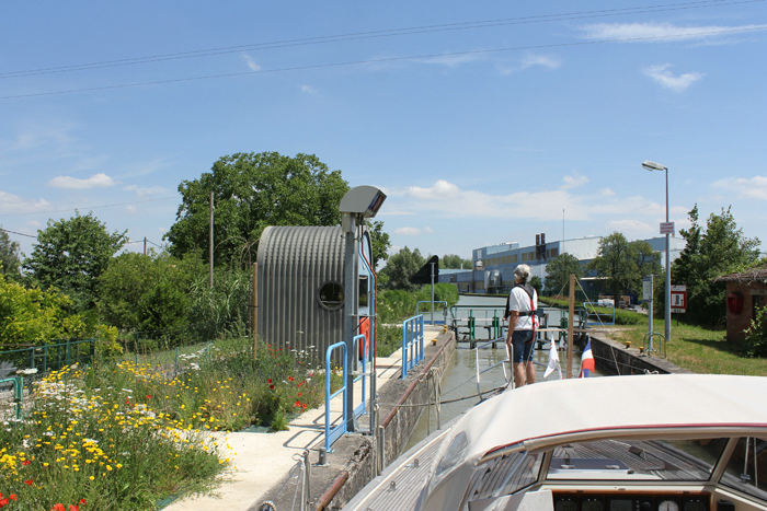 Sluse nr. 56 – Braux på Canal de la Marne au Rhin (Ouest). En typisk sluse på denne strækning. Læg mærke til blomsterne langs slusen; det var endnu ikke blevet tørt og afsvedent.