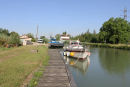 VNF’s rasteplads ved Revigny-sur-Ornain på Canal de la Marne au Rhin (Ouest). Lidt kedelig rasteplads, og så var der ikke vand nok inde ved broen. Vi stod på grund et stykke fra broen og måtte have landgangen rigget til for at komme i land.