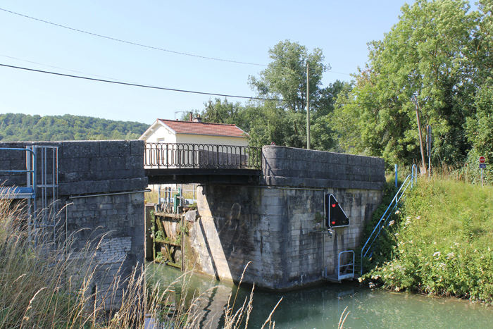 Da vi kom til sluse nr. 36 – Savonnières pk. 49,9 på Canal de la Marne au Rhin (Ouest) var der tændt 2 røde lys. Franskmanden, som sejlede lige foran os, sejlede ind i slusen trods de 2 røde lys. Det må man normalt ikke.