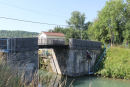 Da vi kom til sluse nr. 36 – Savonnières pk. 49,9 på Canal de la Marne au Rhin (Ouest) var der tændt 2 røde lys. Franskmanden, som sejlede lige foran os, sejlede ind i slusen trods de 2 røde lys. Det må man normalt ikke.