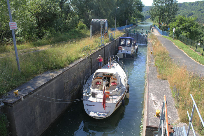 Nausikaa og en franskmand ligger i Savonnières slusen på Canal de la Marne au Rhin (Ouest). Vi venter på VNF, der skal komme og løse et problem. Der var 2 røde lys, da vi sejlede ind i slusen.