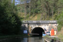 Her forlader vi Tunnel de Mauvages på toppen af Canal de la Marne au Rhin (Ouest). Fra nu af går det nedad mod Mosel. Læg mærke til el-ledningerne, der har været brugt af den elektriske færge.