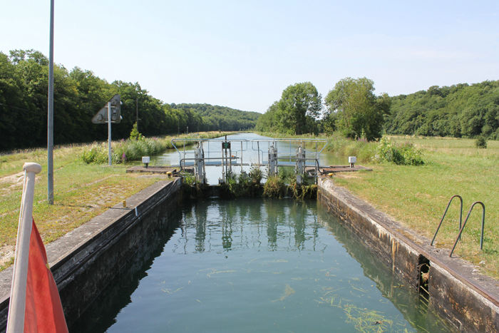 En begroet sluseport i sluse nr. 5 – St. Esprit på Canal de la Marne au Rhin (Ouest). Her lå sluserne meget tæt. Der var ikke 1 km. mellem sluserne. Man kan se den forrige sluse i baggrunden.
