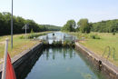 En begroet sluseport i sluse nr. 5 – St. Esprit på Canal de la Marne au Rhin (Ouest). Her lå sluserne meget tæt. Der var ikke 1 km. mellem sluserne. Man kan se den forrige sluse i baggrunden.