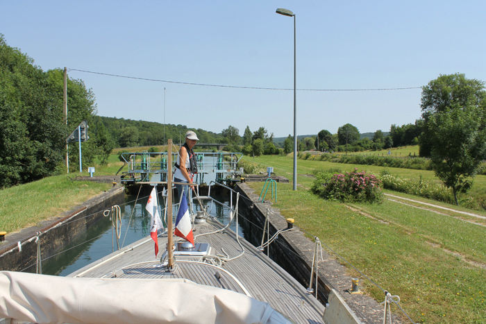Sluse nr. 6 – La Corvée på Canal de la Marne au Rhin (Ouest). Der var rigtig flot og nydeligt på denne strækning af kanalen. Græsset var slået, og der var ryddet op.
