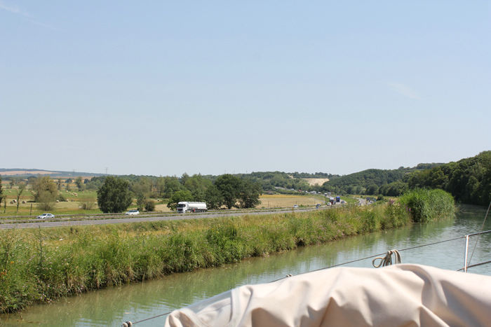 Lige efter Void løber Canal de la Marne au Rhin (Ouest) langs en motorvej, og vi sejler lidt over motorvejen og ser ned på vejen.