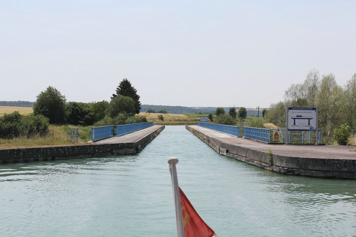 Troussey akvædukten, hvor Canal de la Marne au Rhin (Ouest) bliver ført over Meuse floden. Akvædukten er 60 meter lang.  