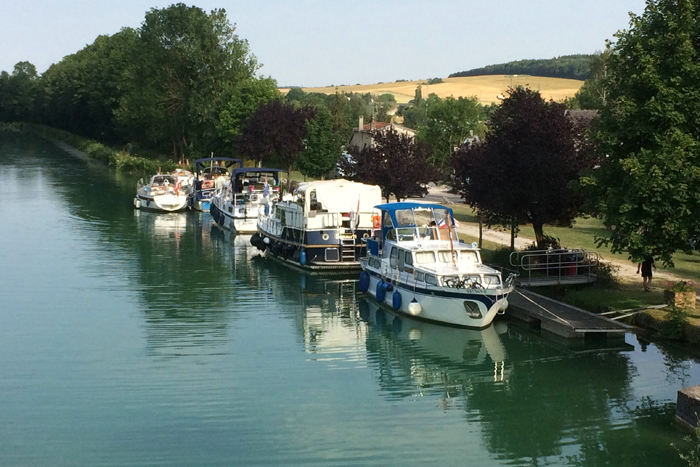 Pontonbroen ved Pagny-sur-Meuse på  Canal de la Marne au Rhin (Ouest). Alle pladser langs broen var besat, men en flink tysker tilbød, at vi kunne lægge os uden på ham.