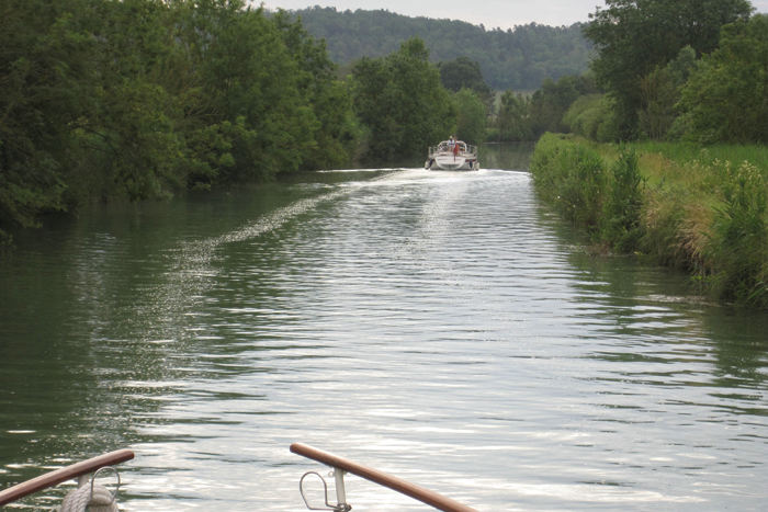 Karl Falk på den tyske båd, vi havde ligget uden på i Pagny-sur-Meuse, tog nogle billeder af os. Her har vi lige forladt Pagny-sur-Meuse og er på vej mod Foug Tunnelen. Foto: Karl Falk. 