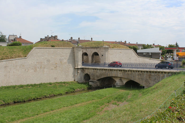 En af de gamle broer over voldgraven og byporte ind til den flotte gamle by Toul. 