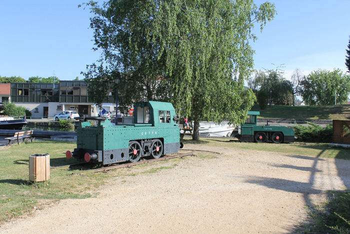 Et par af de gamle diesellokomotiver, der har trukket flodprammene på Canal de la Marne au Rhin (Ouest). De står på havnen i Toul.    